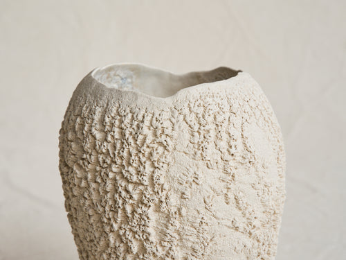 ATELIER ONNÉ WHITE BASALTE VASE H9.8" x L7.9"