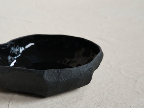 1882 Ltd MAX LAMB CROCKERY FLAT BOWL / BLACK BASALT Ø10" X H2.3"