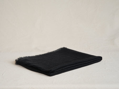 ALONPI VERNE CASHMERE THROW / CHARCOAL L59" x W79"