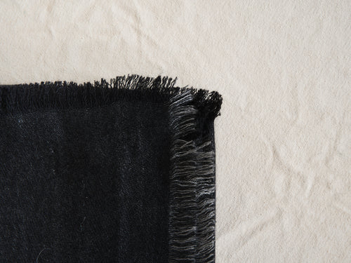 ALONPI VERNE CASHMERE THROW / CHARCOAL L59" x W79"