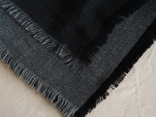 ALONPI VERNE CASHMERE THROW / CHARCOAL L59" x W79"