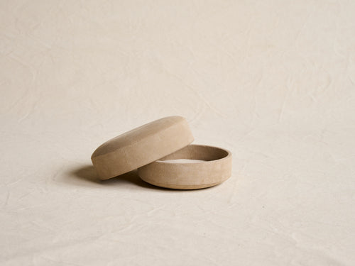MICHAËL VERHEYDEN PASTILLE FLAT BOX / CAPPUCCINO Ø7.1" x H2.8"