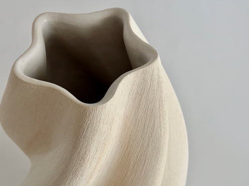 KATAYONE ADELI CURVED SERIES EDITION III SCULPTURE TULIP NO.1 VESSEL / ECRU + WHITE Ø10" x H14.5"