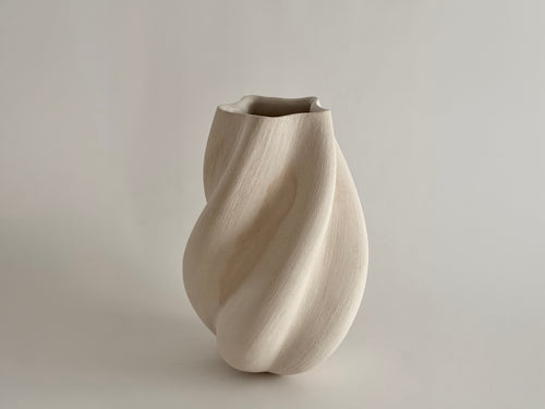 KATAYONE ADELI CURVED SERIES EDITION III SCULPTURE TULIP NO.1 VESSEL / ECRU + WHITE Ø10" x H14.5"