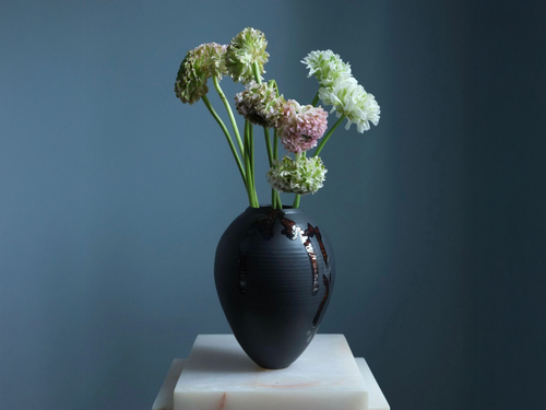 ERIN BANTA WILFORD BLACK TULIP VASE 09030 H9” x W6"